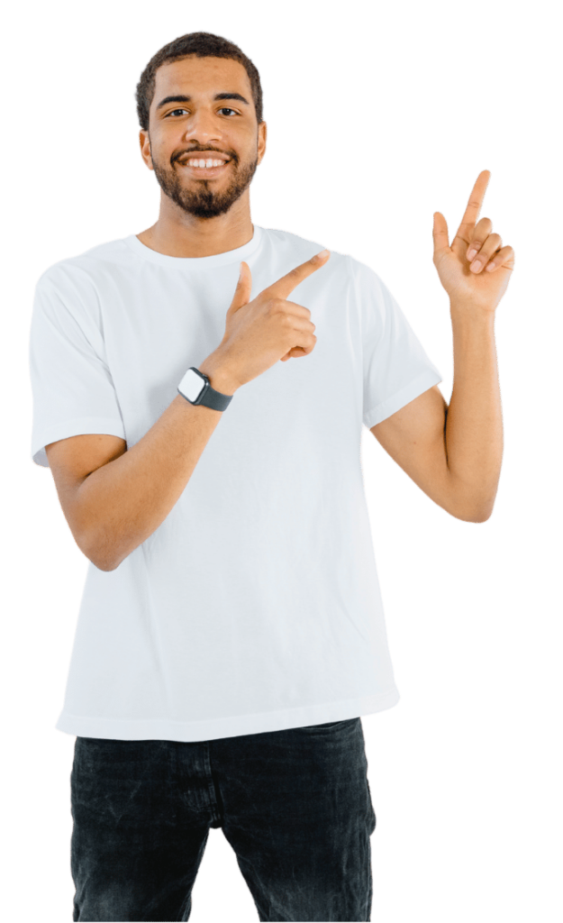Un hombre sonriente con barba, vistiendo una camiseta blanca y un reloj inteligente, está de pie contra un fondo blanco. Está señalando hacia arriba con ambas manos, sugiriendo énfasis o dirigiendo la atención a algo encima.